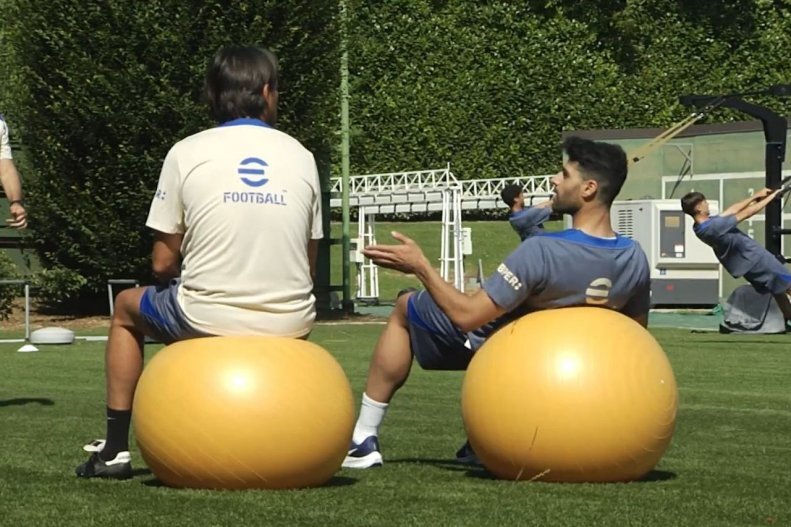 تصویری از گفت و گوی طارمی با اینزاگی در حالت نیمه درازکش!