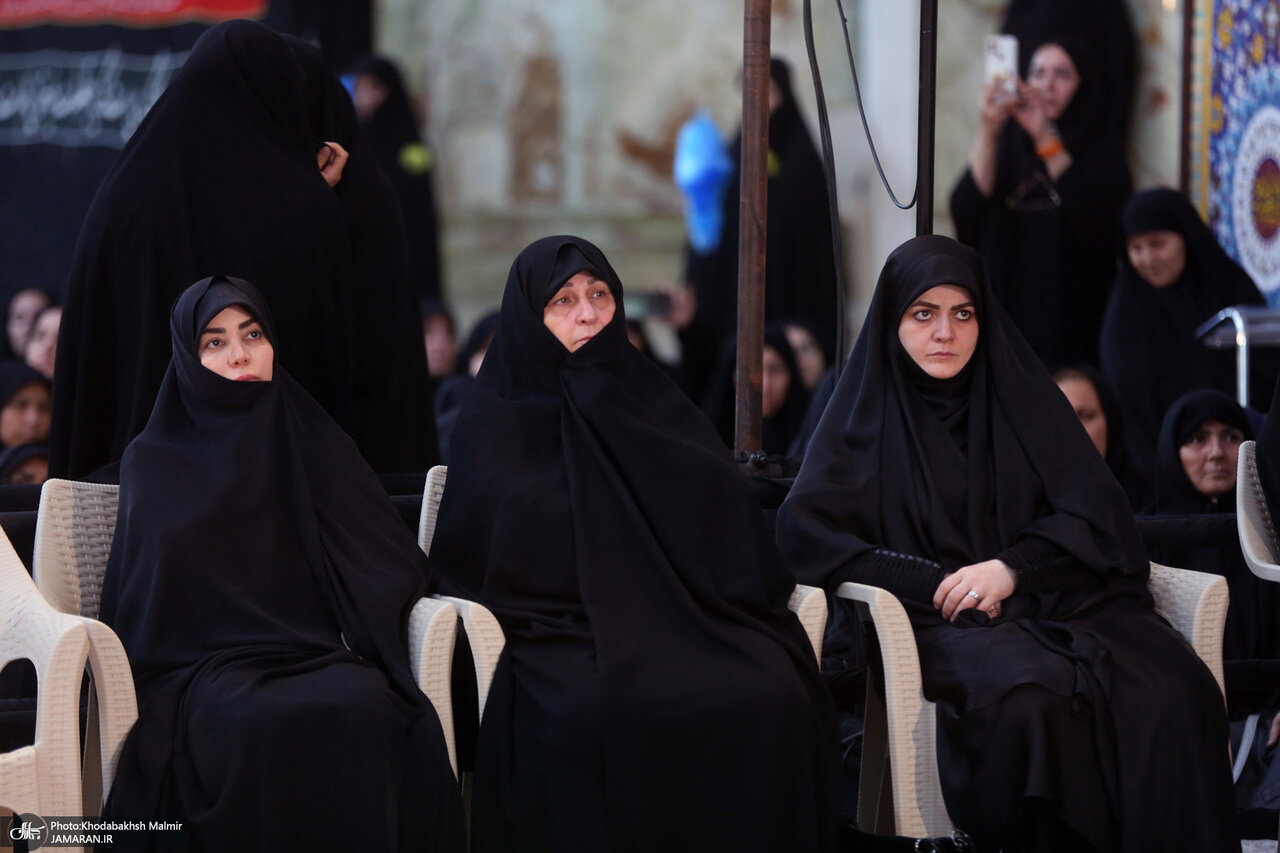 تصاویری از زهرا مصطفوی دختر امام خمینی و زهرا پزشکیان دختر رئیس جمهوری منتخب در مراسم عزاداری در حرم امام