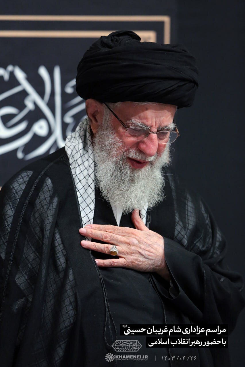 تصویری از رهبر انقلاب در هنگام عرض سلام و توسل به محضر حضرت ولیعصر ارواحنا فداه