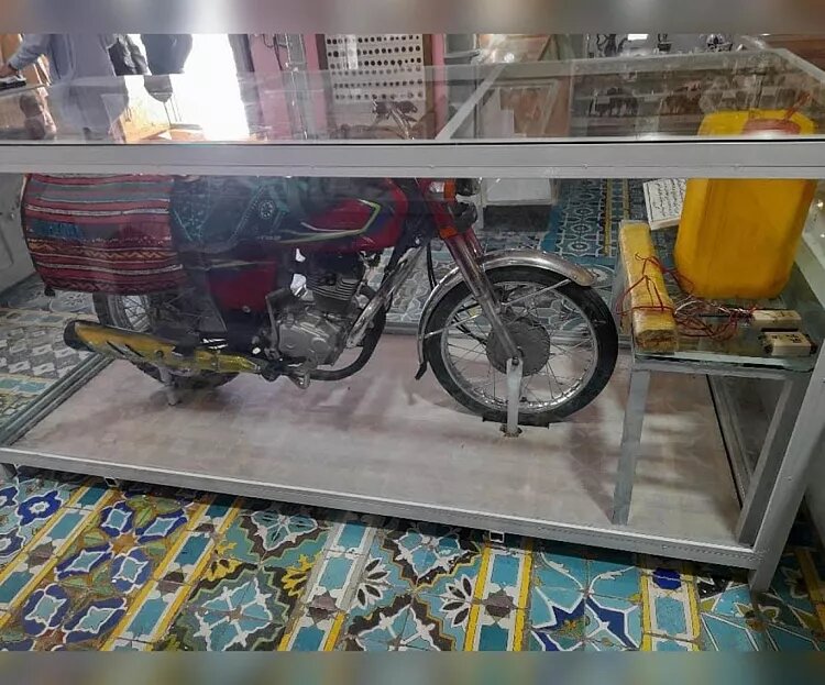 طالبان در افغانستان «موزه انتحاری» راه اندازی کردند + تصاویر | از بشکههای زردرنگ پر از مواد منفجره تا بمبهای کنار جادهای