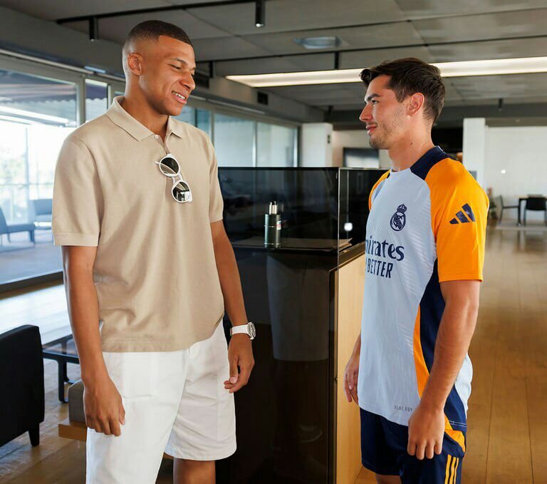 اولین تصاویر از حضور کیلیان امباپه در رختکن رئال مادرید