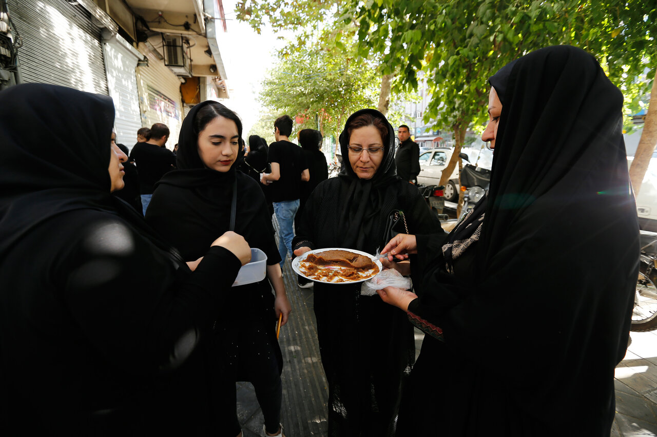 یک حلواپزون متفاوت در قلب بازار تهران | یک پیکنیک، ماهیتابه و یک نذری خیابانی