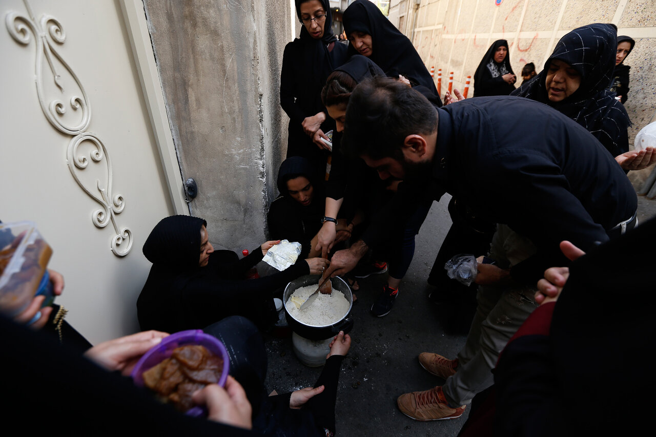 یک حلواپزون متفاوت در قلب بازار تهران | یک پیکنیک، ماهیتابه و یک نذری خیابانی