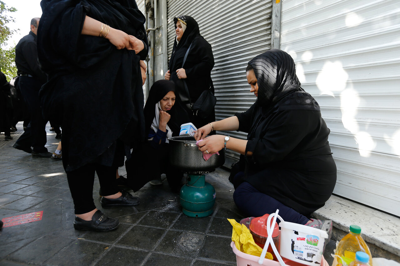 یک حلواپزون متفاوت در قلب بازار تهران | یک پیکنیک، ماهیتابه و یک نذری خیابانی
