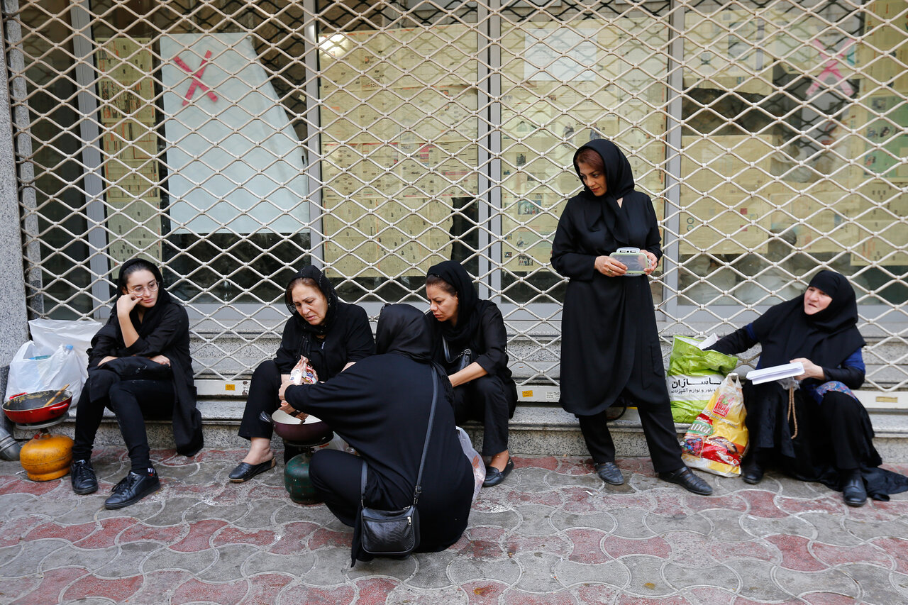 یک حلواپزون متفاوت در قلب بازار تهران | یک پیکنیک، ماهیتابه و یک نذری خیابانی