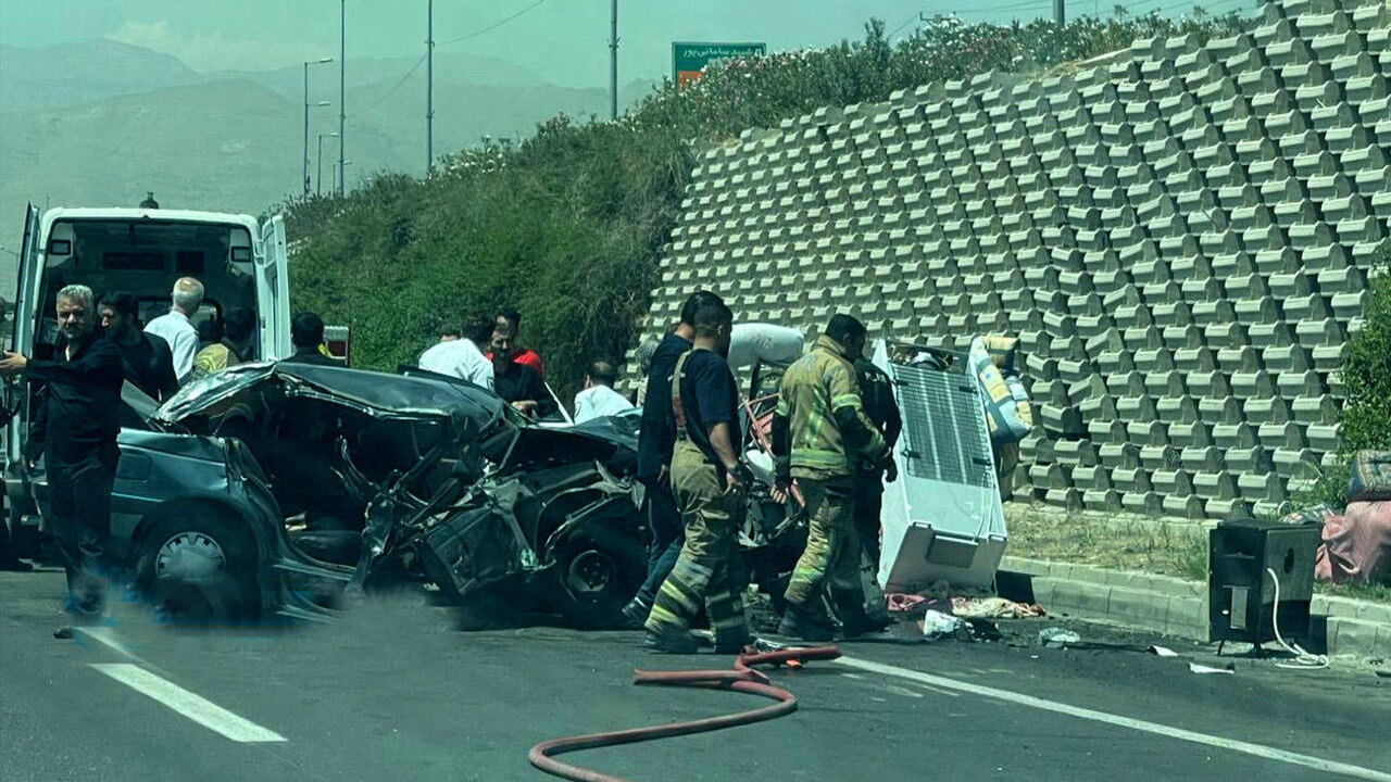تصادف شدید علت ترافیک سنگین در اتوبان آزادگان + عکس | ببینید خودروی پژو به چه وضعیتی درآمده است