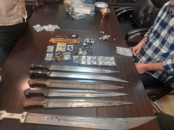 سکه و اقلام قدیمی کشف شده از مسافر قطار زنجان | عکس