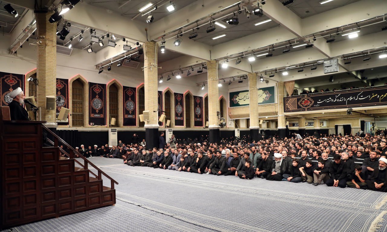 ورود رهبر انقلاب به حسینیه امام خمینی(ره) در شب شهادت امام سجاد (ع) + ویدئو | تصاویری از آخرین شب عزاداری