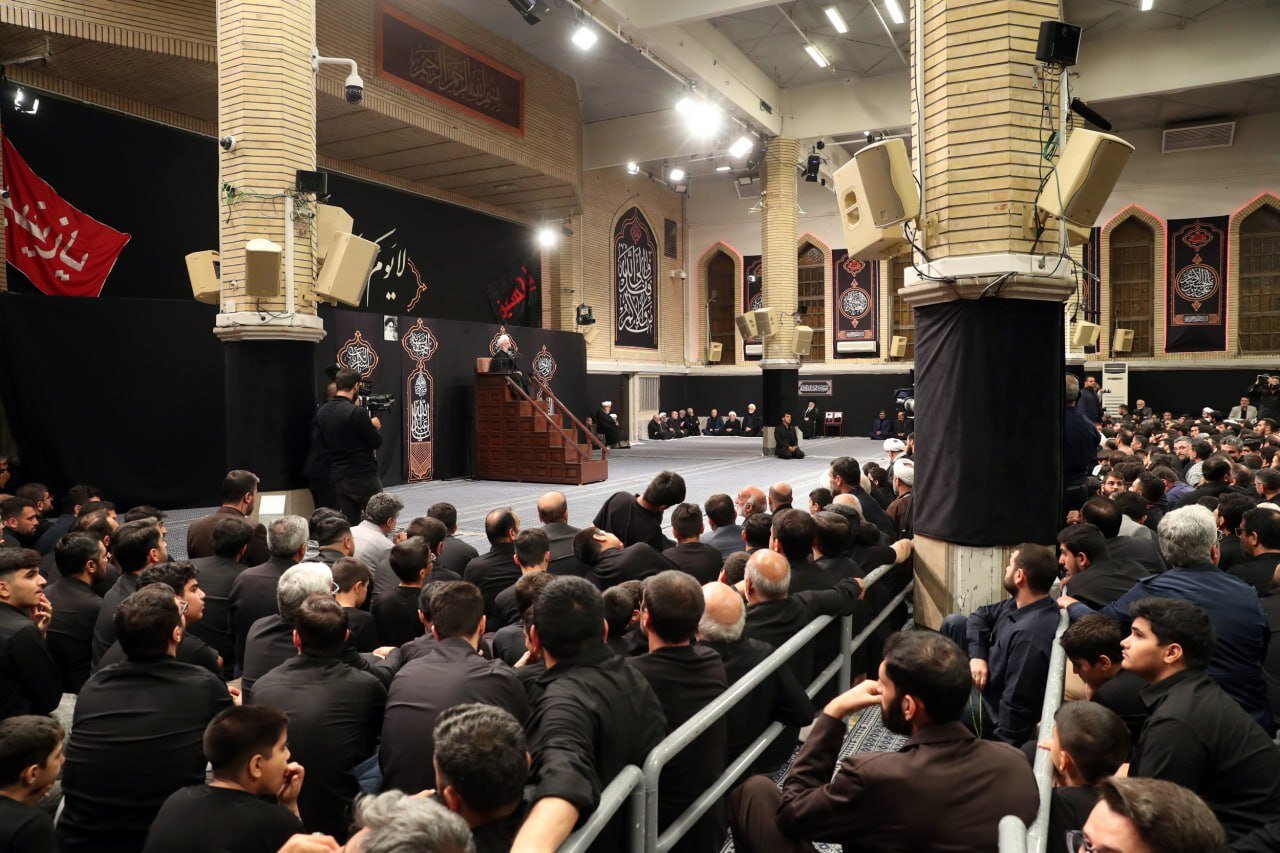 ورود رهبر انقلاب به حسینیه امام خمینی(ره) در شب شهادت امام سجاد (ع) + ویدئو | تصاویری از آخرین شب عزاداری