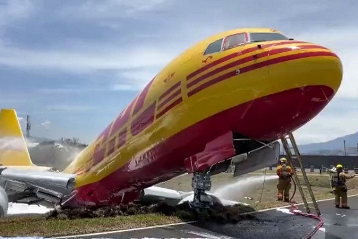 برخورد دُم هواپیما به زمین در فرودگاه کرمان | عکس