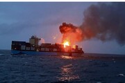 آتش سوزی مهیب کشتی باری در سواحل هند + ویدئو | اولین تصاویر از امداد کشتی ها برای خاموش‌کردن آتش