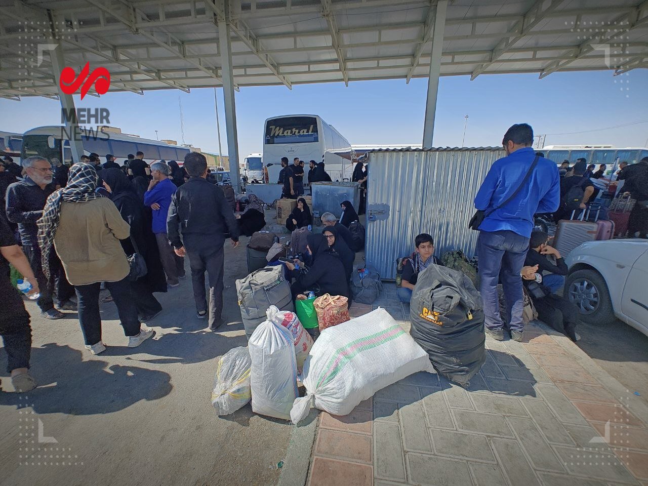 کمبود اتوبوس در مرز مهران + تصاویر | کرایه تاکسی به ۲ میلیون تومان رسید!