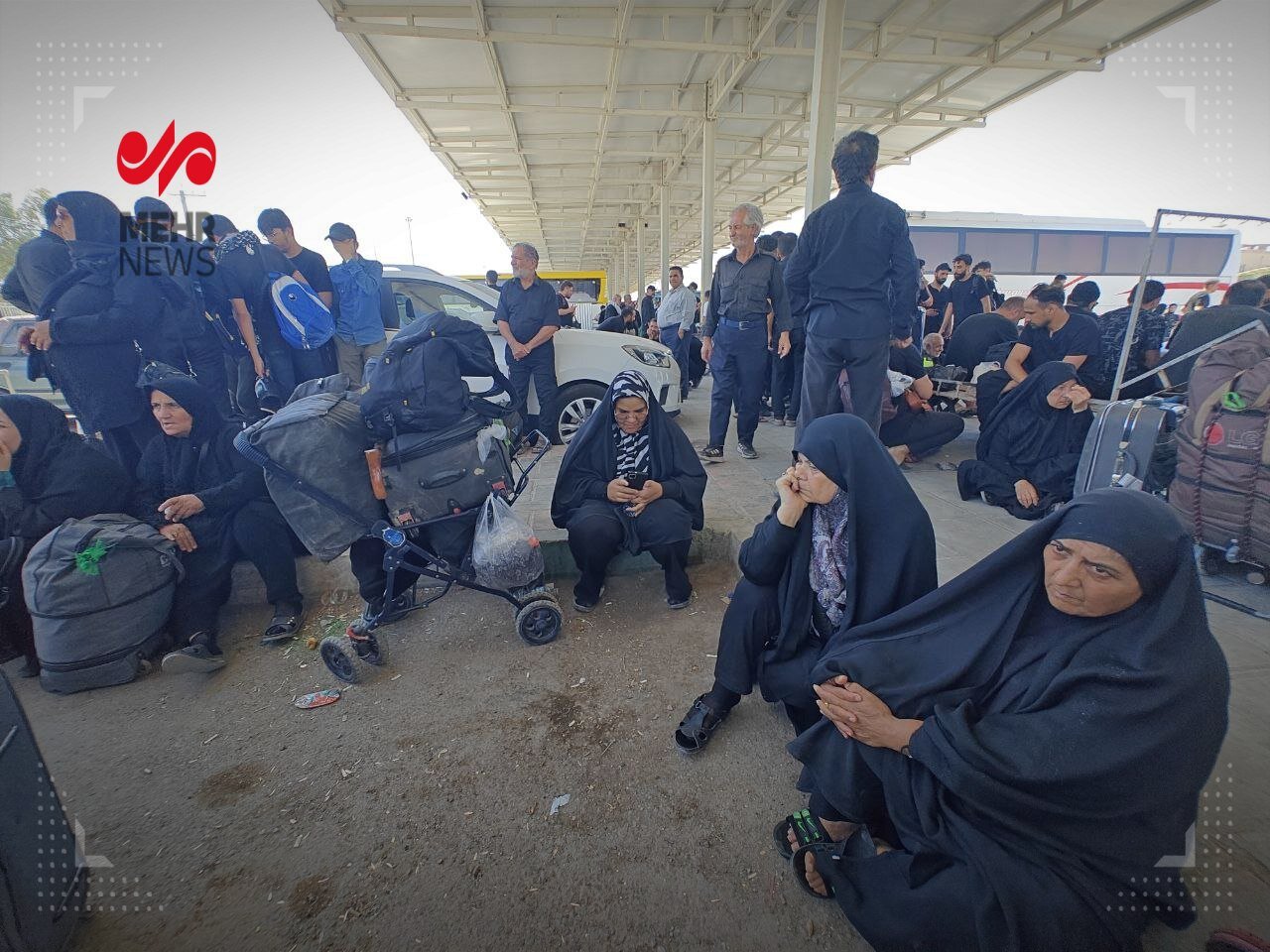 کمبود اتوبوس در مرز مهران + تصاویر | کرایه تاکسی به ۲ میلیون تومان رسید!