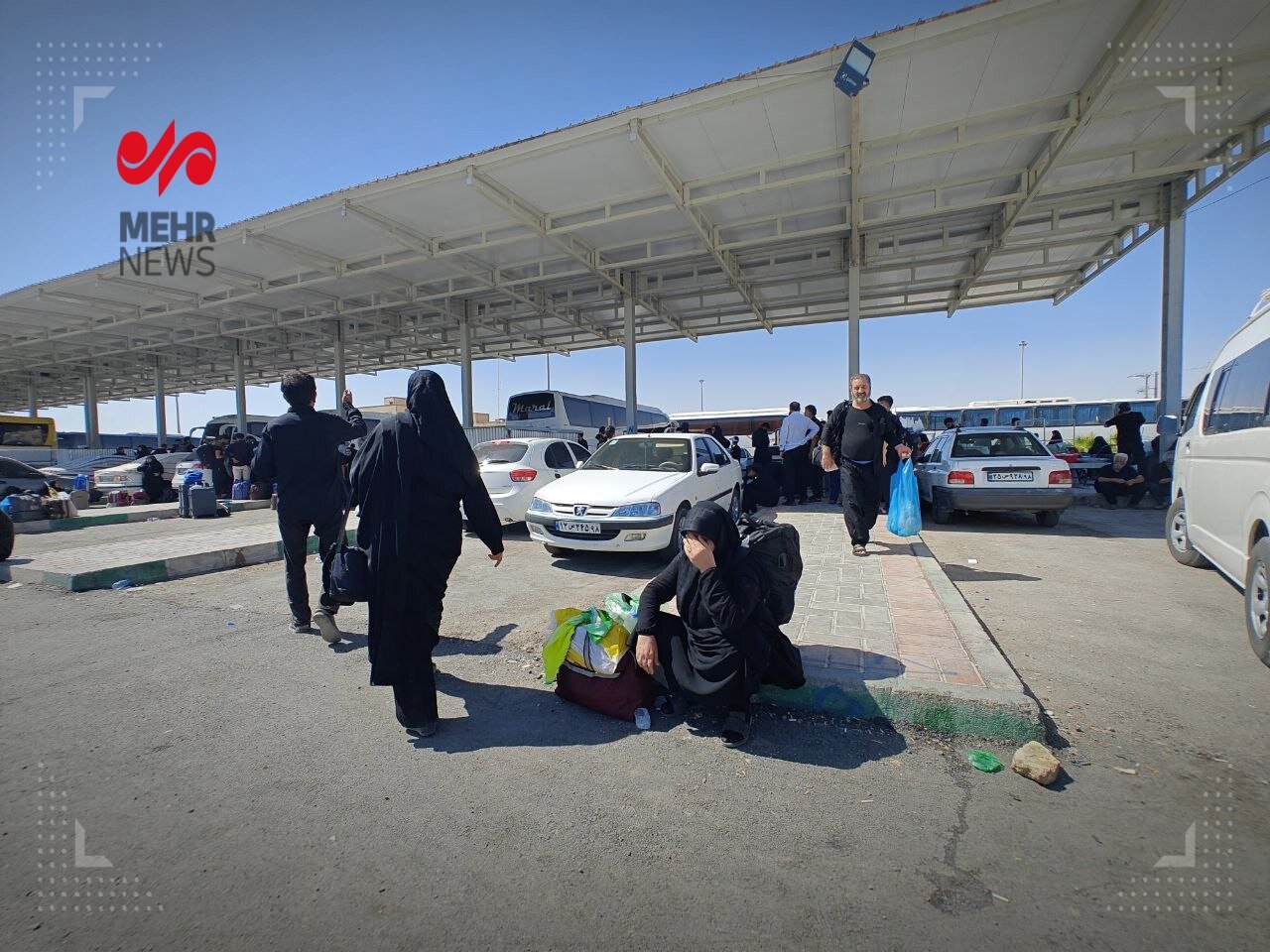 کمبود اتوبوس در مرز مهران + تصاویر | کرایه تاکسی به ۲ میلیون تومان رسید!