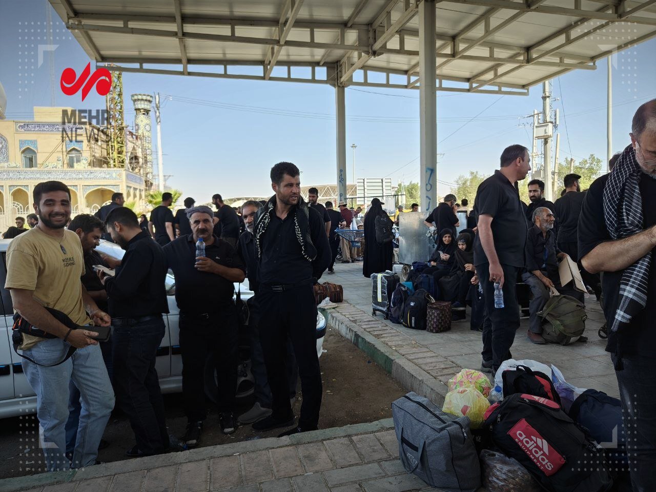 کمبود اتوبوس در مرز مهران + تصاویر | کرایه تاکسی به ۲ میلیون تومان رسید!