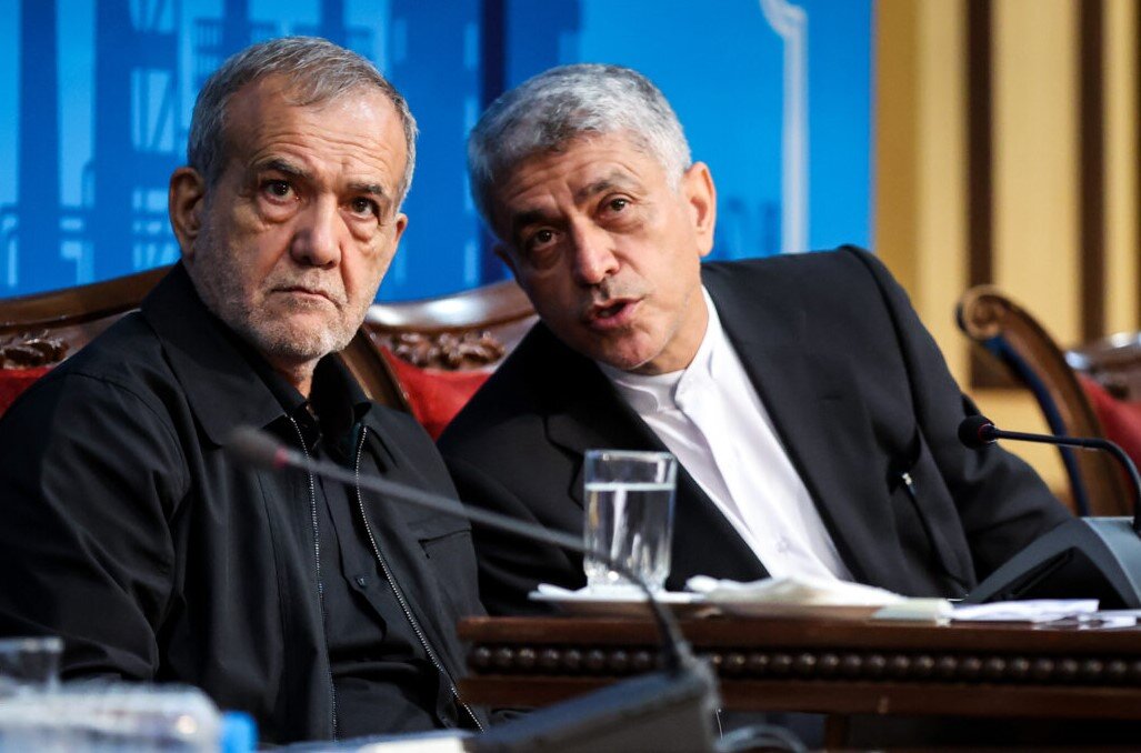 متن و حاشیه دیدار پزشکیان با فعالان اقتصادی + تصاویر | از حضور پزشکیان در اذحام داخلآسانسور تا کتاب خاص در دست یک تاجر