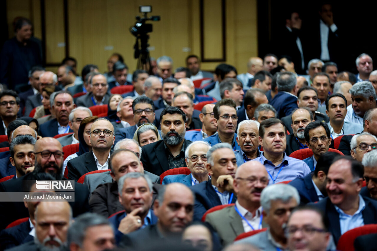 متن و حاشیه دیدار پزشکیان با فعالان اقتصادی + تصاویر | از حضور پزشکیان در اذحام داخلآسانسور تا کتاب خاص در دست یک تاجر