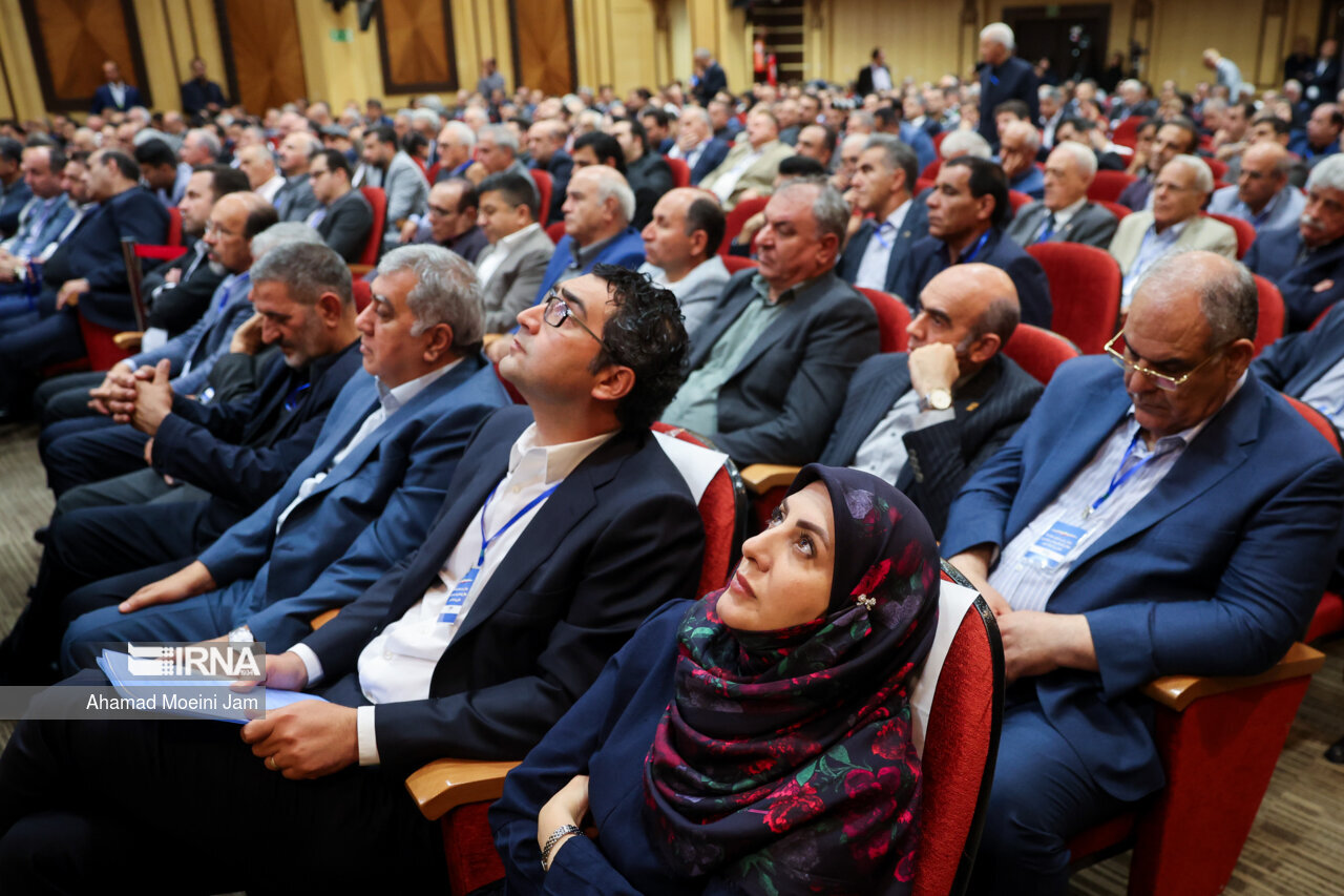 متن و حاشیه دیدار پزشکیان با فعالان اقتصادی + تصاویر | از حضور پزشکیان در اذحام داخلآسانسور تا کتاب خاص در دست یک تاجر