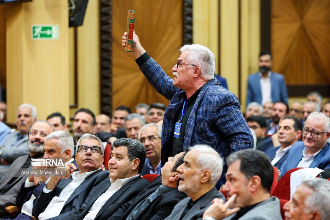 متن و حاشیه دیدار پزشکیان با فعالان اقتصادی + تصاویر | از حضور پزشکیان در اذحام داخلآسانسور تا کتاب خاص در دست یک تاجر