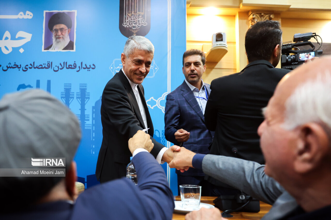 متن و حاشیه دیدار پزشکیان با فعالان اقتصادی + تصاویر | از حضور پزشکیان در اذحام داخلآسانسور تا کتاب خاص در دست یک تاجر