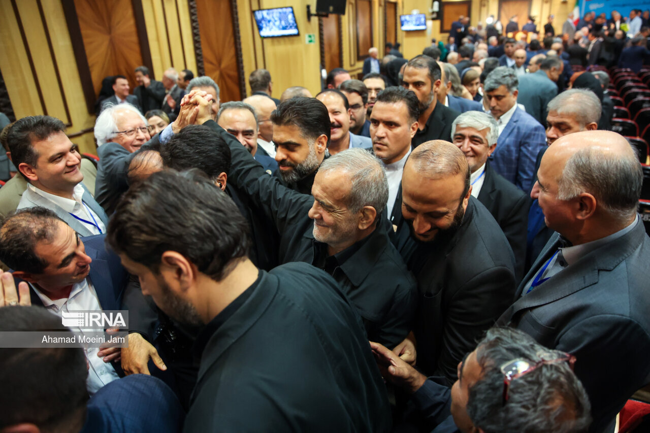 متن و حاشیه دیدار پزشکیان با فعالان اقتصادی + تصاویر | از حضور پزشکیان در اذحام داخلآسانسور تا کتاب خاص در دست یک تاجر