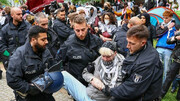 حمله پلیس آلمان به یک زن در تظاهرات حمایت از فلسطین | ویدئو