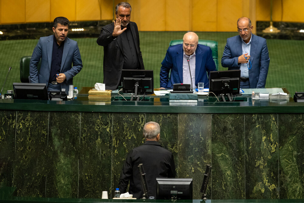 از بهارستان به پاستور؛ چند سلفی یادگاری بدون کت بهاری | شوخی قالیباف با حضور بدون پروتکل، بدون تشریفات پزشکیان | اولین انتقاد تند هم دشت شد