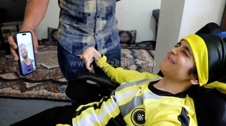 رامین رضاییان اشک دختر هوادار سپاهانی را در آورد! + عکس و فیلم