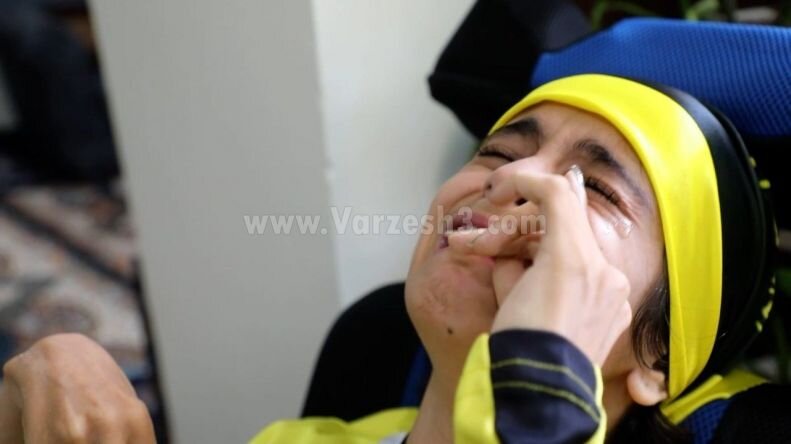 رامین رضاییان اشک دختر هوادار سپاهانی را در آورد! + عکس و فیلم