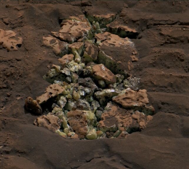 عکس | کشف اتفاقی گنج زرد در مریخ توسط کنجکاوی 