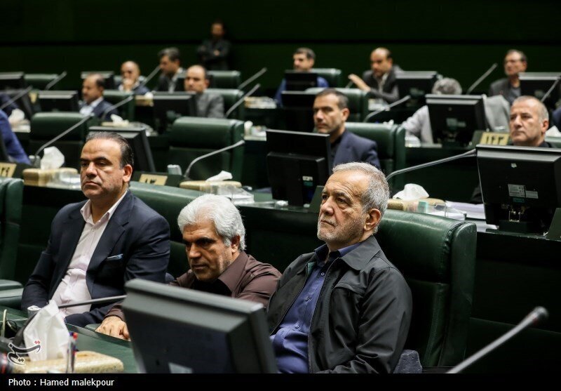 آخرین عکس مسعود پزشکیان در این صندلی + تصاویر | چه کسانی کنار رئیس جمهوری منتخب نشستند؟