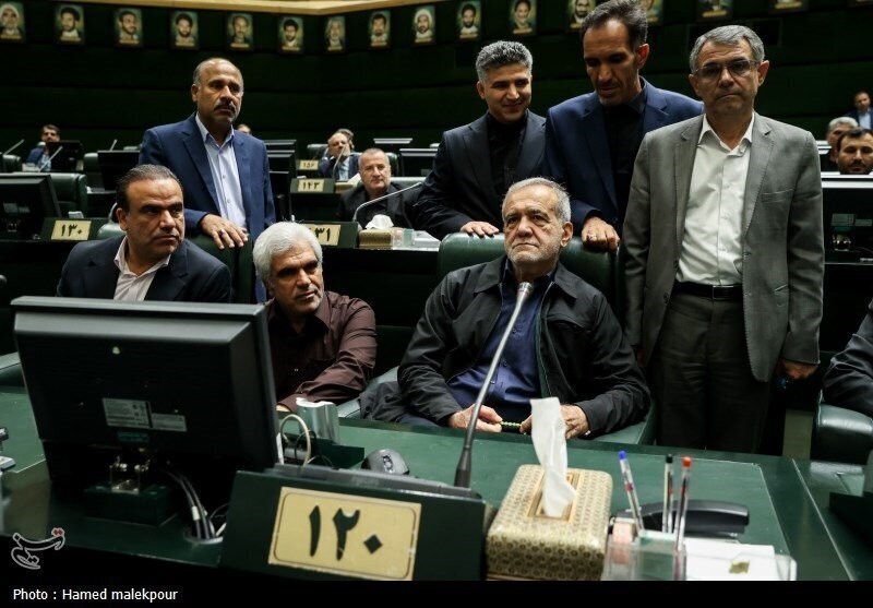 آخرین عکس مسعود پزشکیان در این صندلی + تصاویر | چه کسانی کنار رئیس جمهوری منتخب نشستند؟