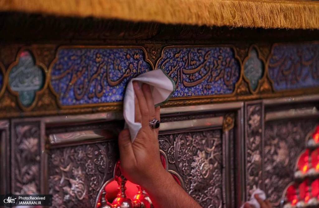 علی لاریجانی در حال غبارروبی مضجع شریف صالح بن موسی الکاظم (ع) + عکس