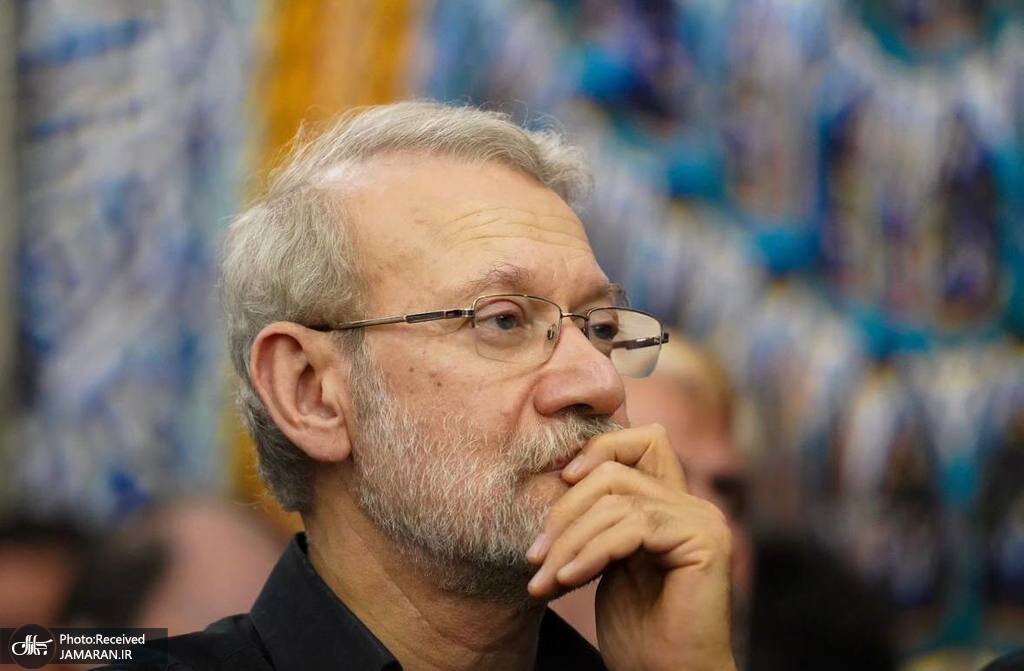 علی لاریجانی در حال غبارروبی مضجع شریف صالح بن موسی الکاظم (ع) + عکس