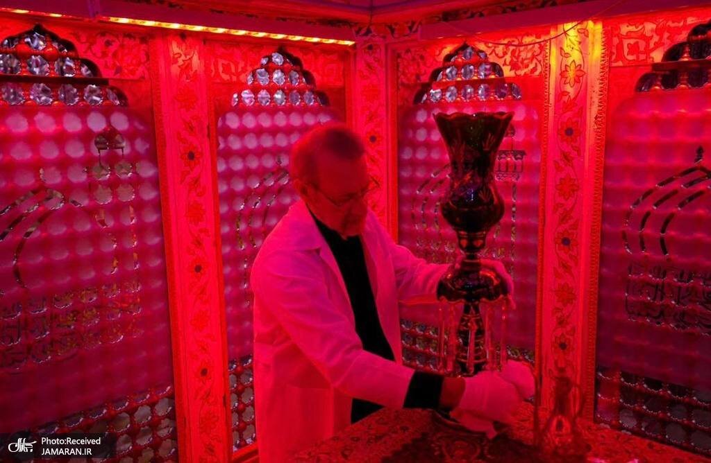 علی لاریجانی در حال غبارروبی مضجع شریف صالح بن موسی الکاظم (ع) + عکس