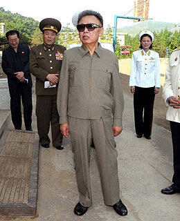 ۱۰ مقام سیاسی سخت لباس دنیا | از طاقه پیچ های قذافی تا شلوار آزاد خانواده کیم