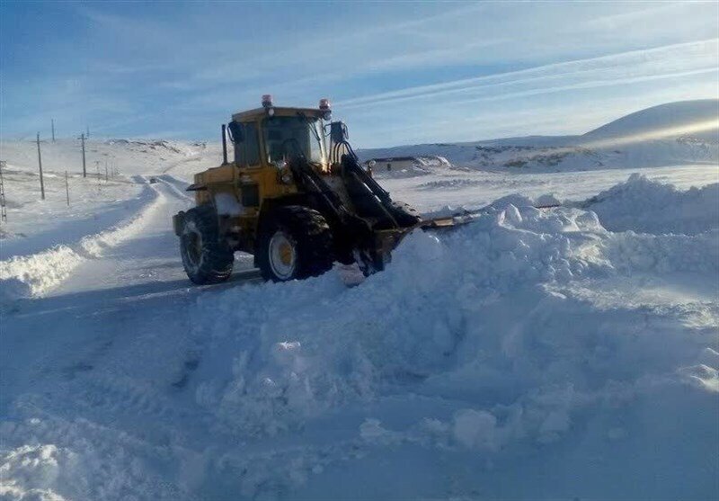برفروبی در اوج گرمای تابستان در این نقطه کشور | تصاویر