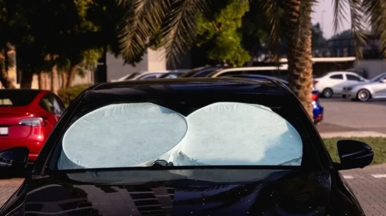 طرز صحیح استفاده از آفتابگیر شیشه جلو ماشین | با این روش دمای داخل ماشین ۲۰ درجه پایین میآید !