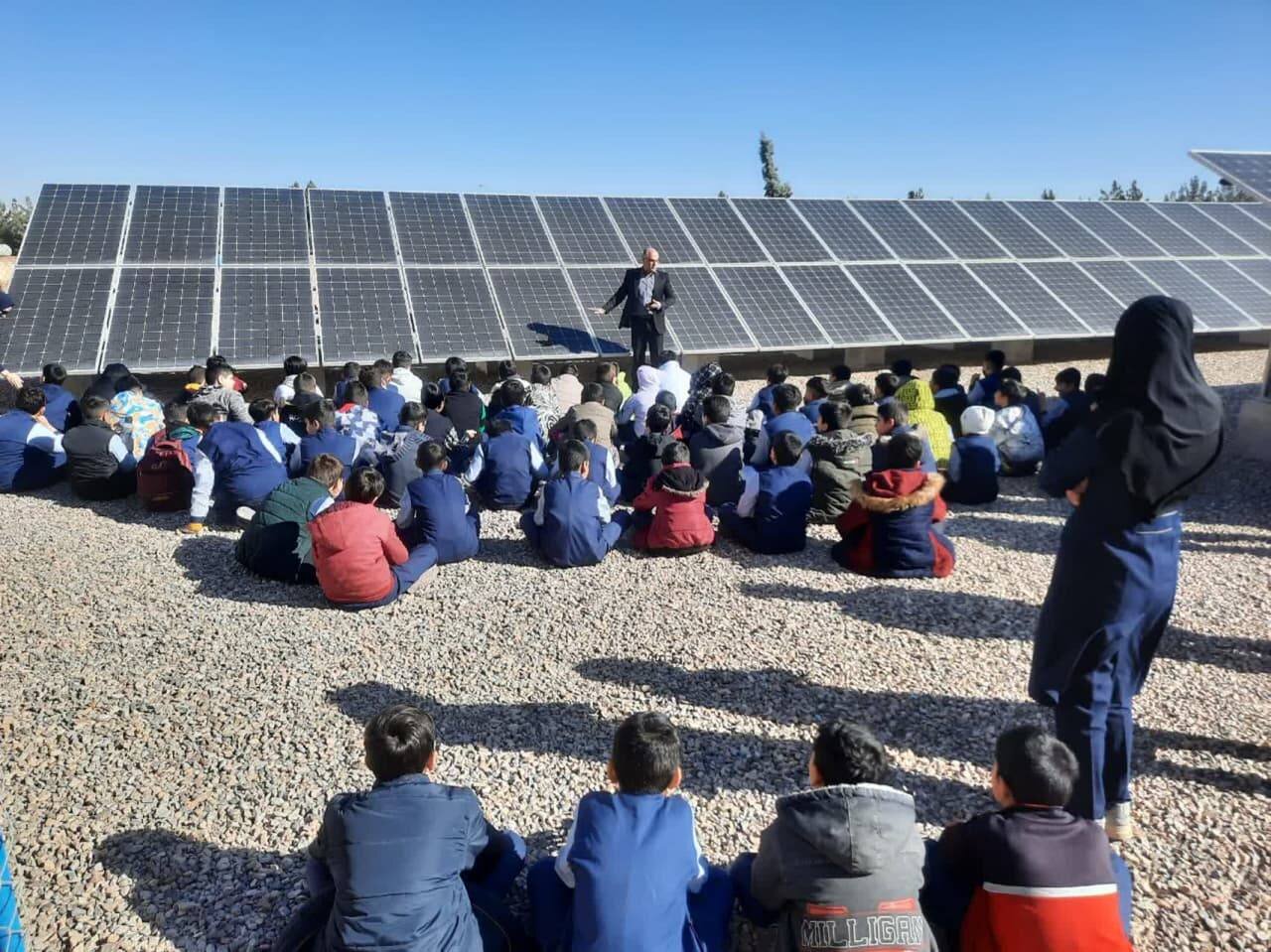 چراغ راگا به دانشآموزان هدیه می دهد