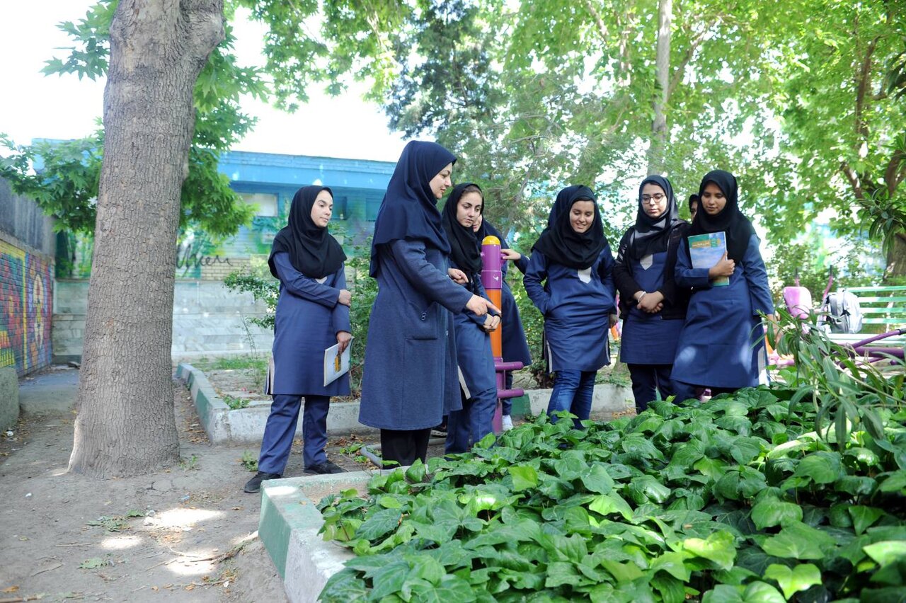 چراغ راگا به دانشآموزان هدیه می دهد