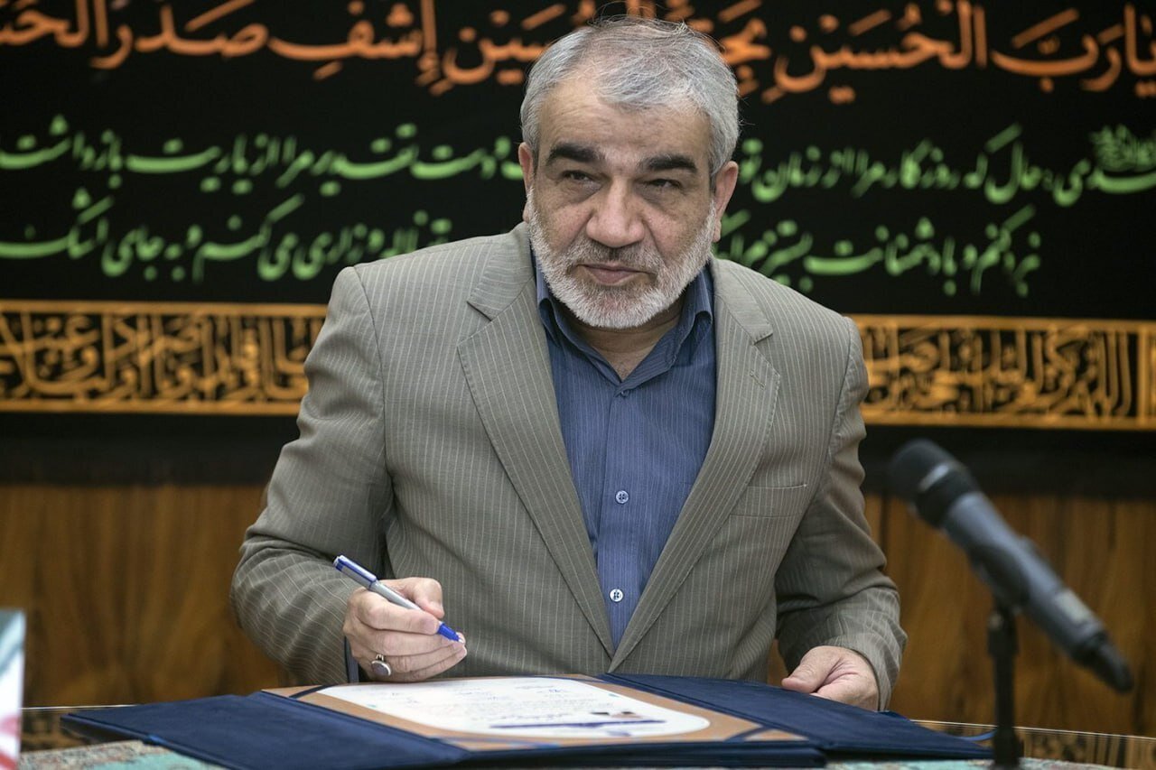 لحظه امضای اعتبارنامه پزشکیان توسط آیت الله جنتی و دیگر اعضای شورای نگهبان | تصاویر