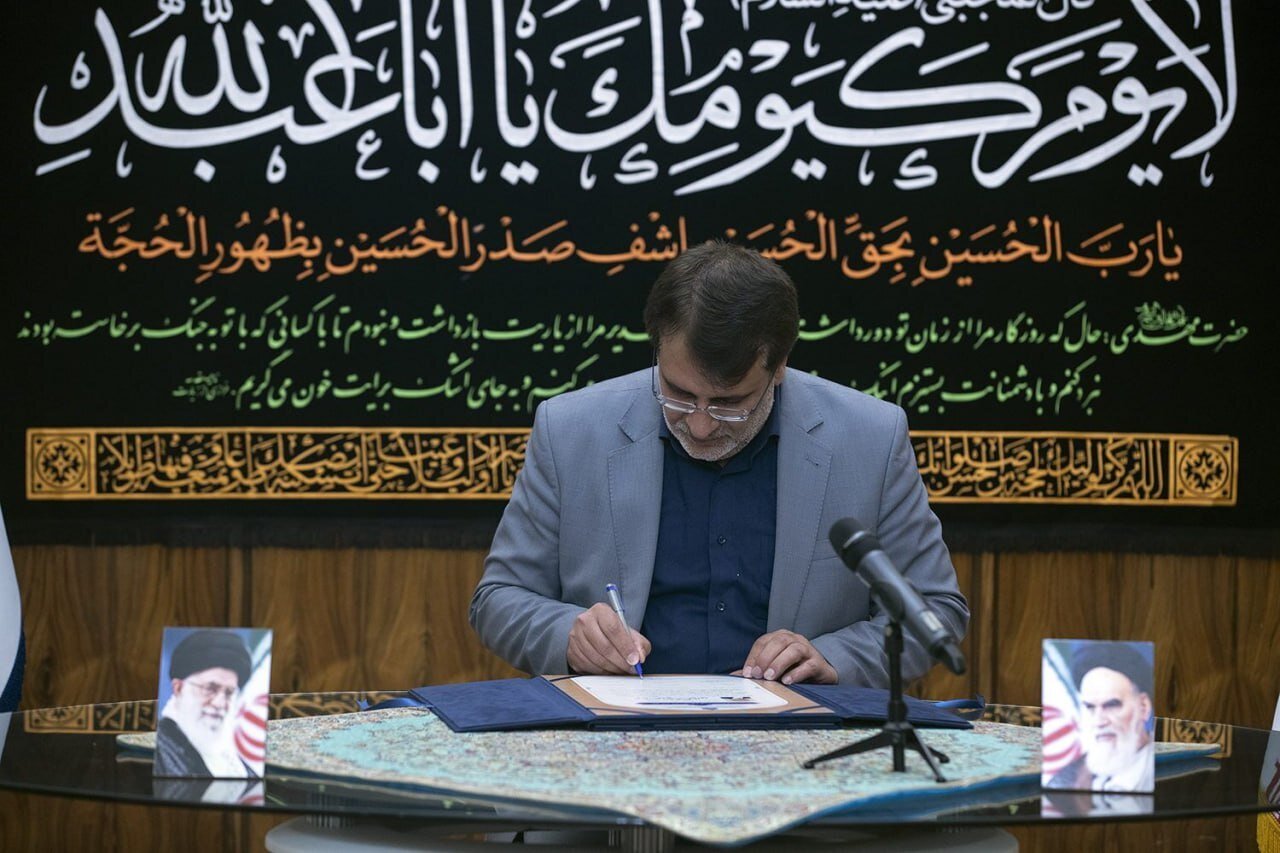 لحظه امضای اعتبارنامه پزشکیان توسط آیت الله جنتی و دیگر اعضای شورای نگهبان | تصاویر