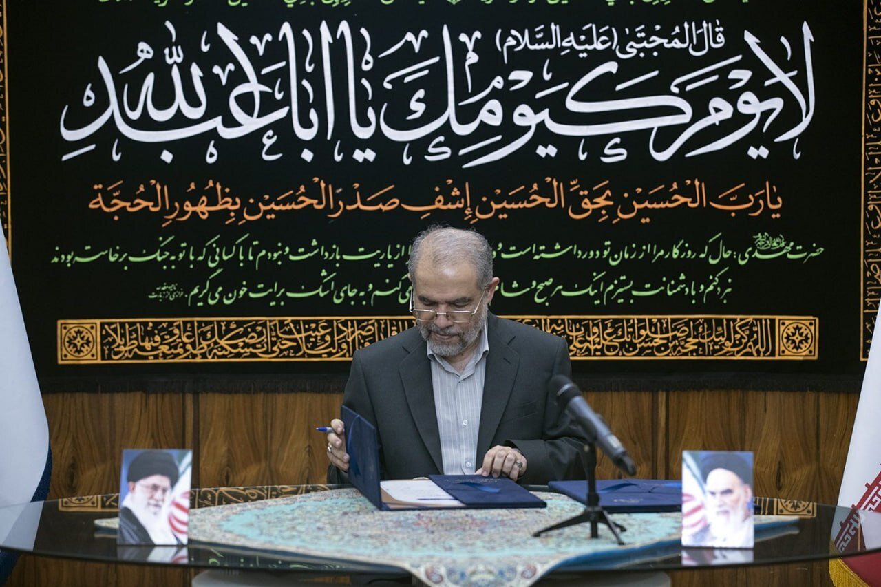 لحظه امضای اعتبارنامه پزشکیان توسط آیت الله جنتی و دیگر اعضای شورای نگهبان | تصاویر