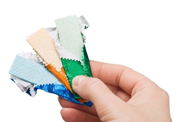 هر ۱ گرم آدامس حدود ۱۰۰ ذره از این ماده در بزاق دهان آزاد می کند