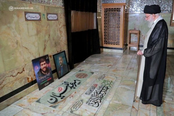 حضور رهبر انقلاب بر مزار شهیدان امیرعبداللهیان، جلادتی، موسوی و زمانینیا | تصاویر رهبر انقلاب