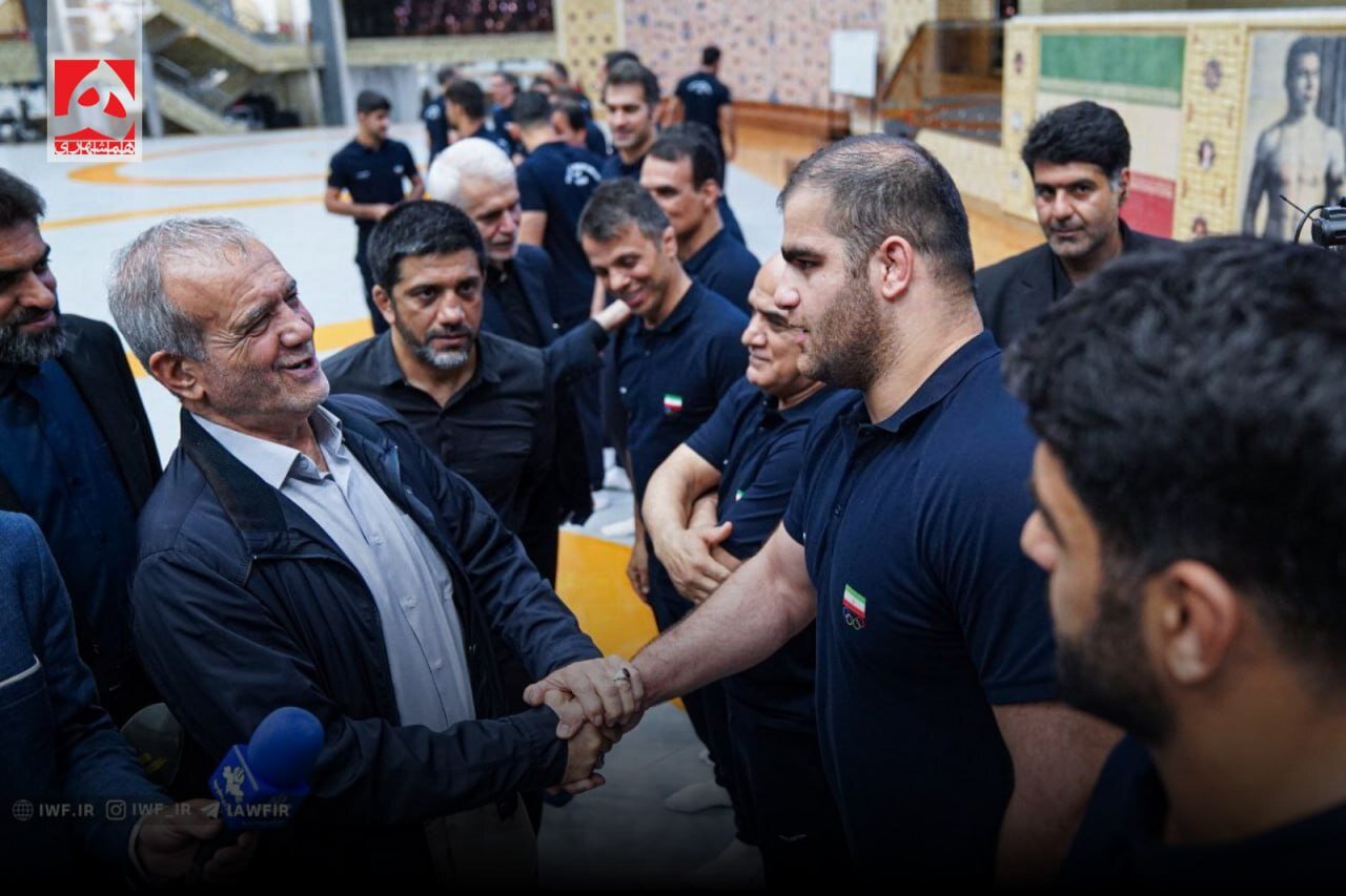 خوش و بش گرم پزشکیان با کشتی گیران | تصاویر جدید از دیدار حضور سرزده پزشکیان در کمپ تیم ملی