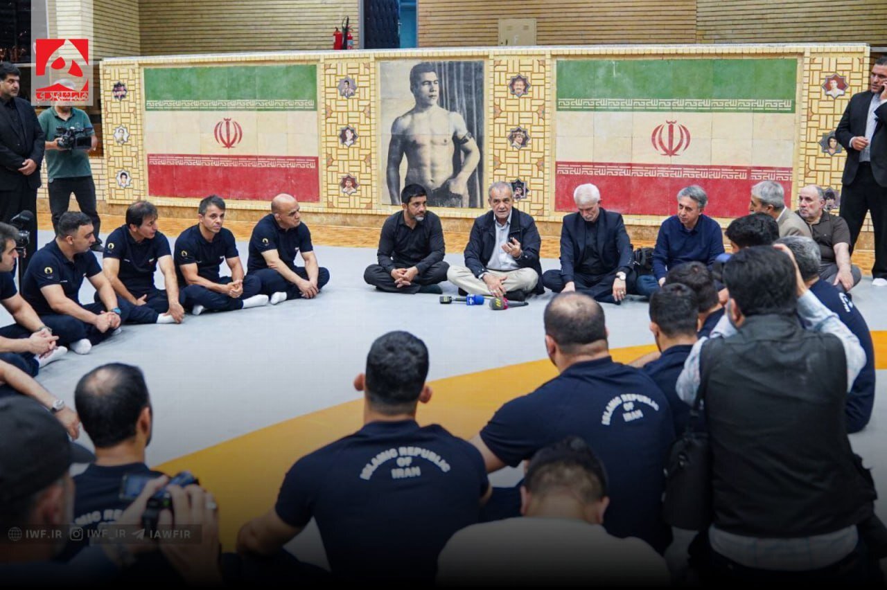 خوش و بش گرم پزشکیان با کشتی گیران | تصاویر جدید از دیدار حضور سرزده پزشکیان در کمپ تیم ملی