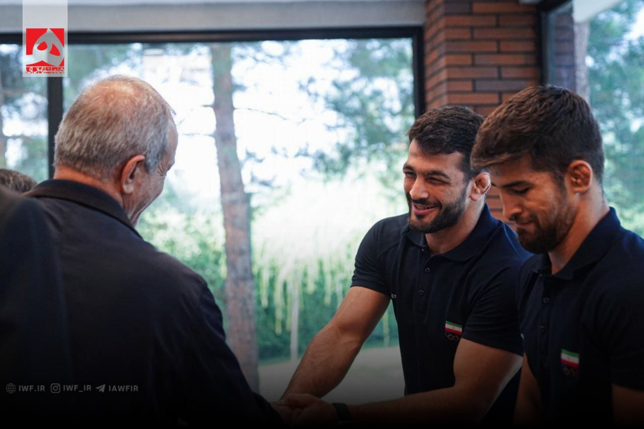 خوش و بش گرم پزشکیان با کشتی گیران | تصاویر جدید از دیدار حضور سرزده پزشکیان در کمپ تیم ملی