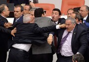 زد و خورد در پارلمان ترکیه | فیلم
