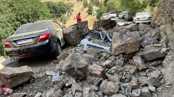 وضعیت خودرو ها در جاده امامزاده داوود بعد از ریزش کوه | تصاویر